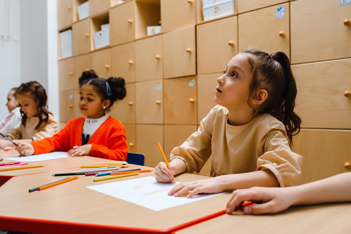 Niños aprendiendo inglés en una academia de Sabadell