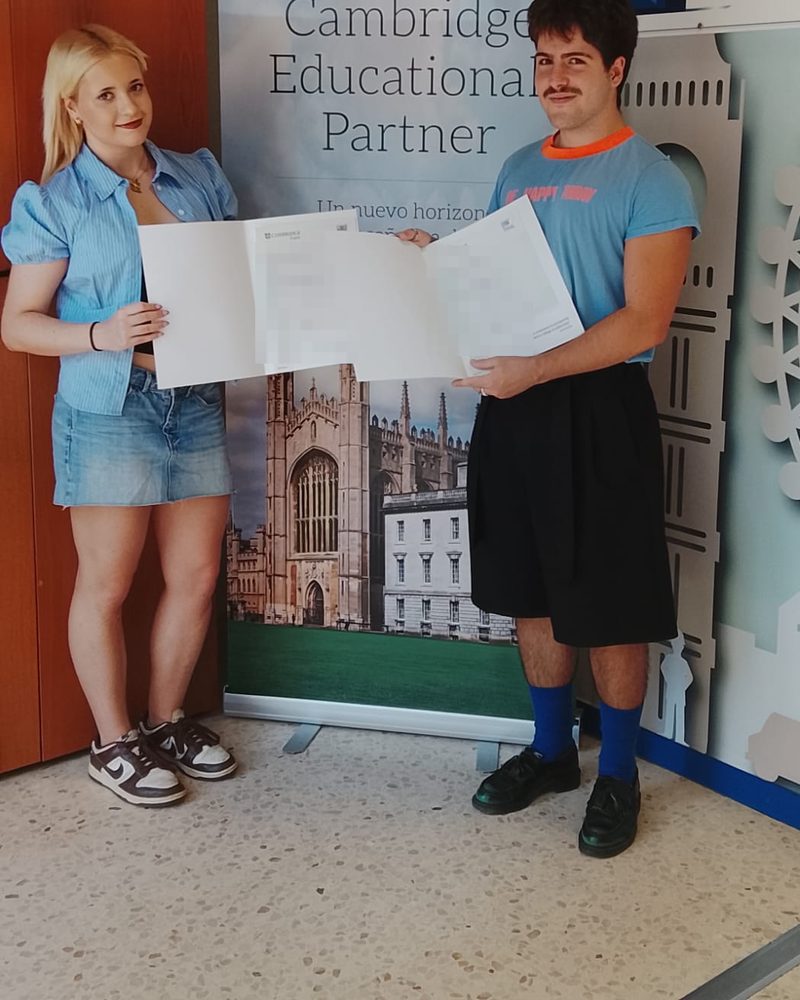 Dos alumnos con su B2 First de Cambridge